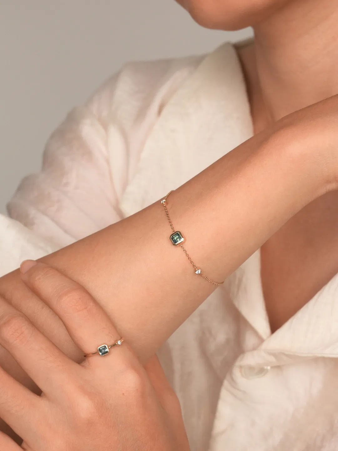 Mira Teal Sapphire Diamond Bracelet detail view